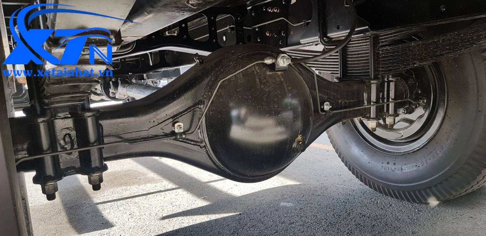 Bánh xe và cầu chủ động lớn của xe ben Hino Series 500