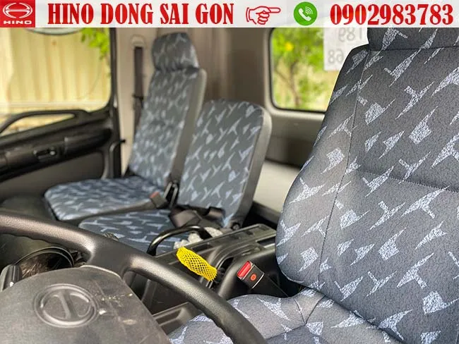 Nội thất cabin xe ben Hino 8 tấn trang bị giường nằm và ghế hơi tài xế
