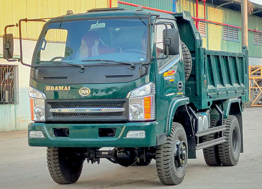 Xe ben Hoa Mai 2 cầu 4.95 tấn đang chạy trên đường đất