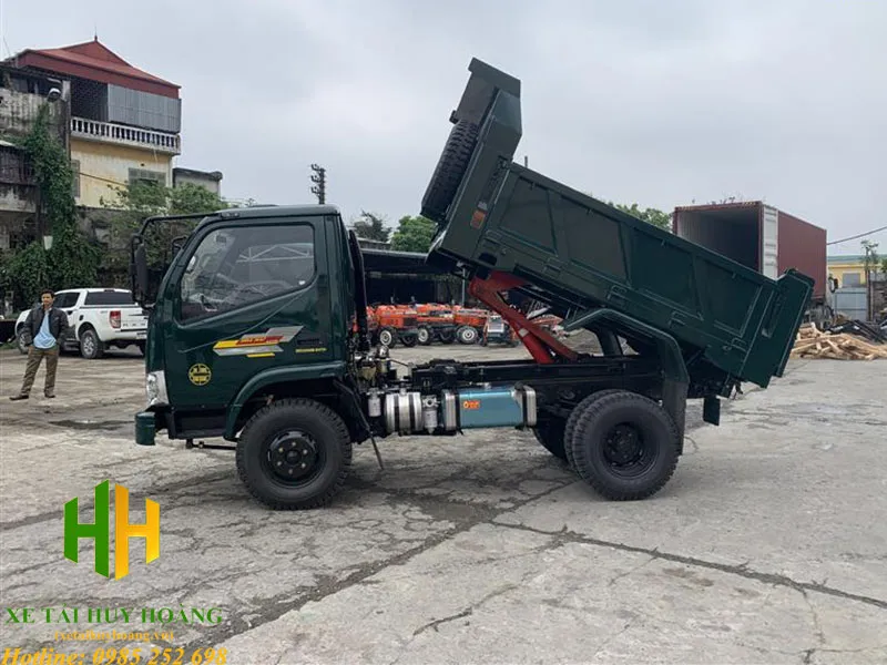 Toàn cảnh chiếc xe ben Hoa Mai 3 tấn đang đổ hàng tại công trường