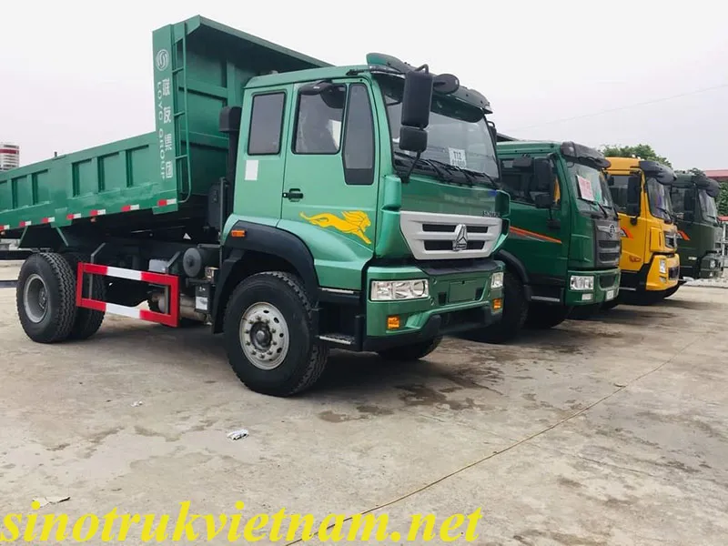 Xe ben Howo 8 tấn Sinotruk tổng thể tại công trường đang hoạt động