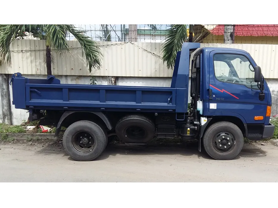Xe ben Hyundai HD72 nhìn từ góc nghiêng, làm nổi bật kết cấu thùng ben và lốp xe 7.50R16