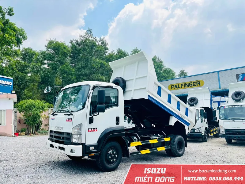 Xe ben Isuzu FRR 650 6 tấn sở hữu thiết kế cabin thể thao, khỏe khoắn và hệ thống chiếu sáng Halogen