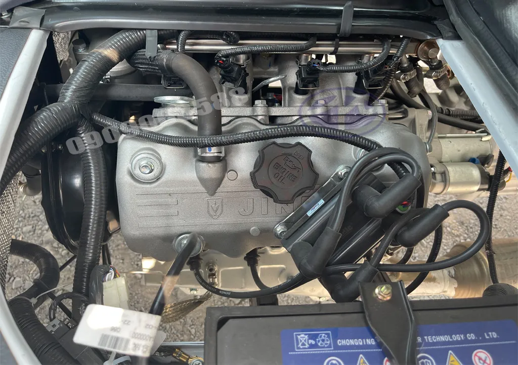 Nội thất cabin hiện đại của xe ben nhỏ 1 tấn SRM K990 với các tính năng tiện nghi như khóa điện điều khiển từ xa