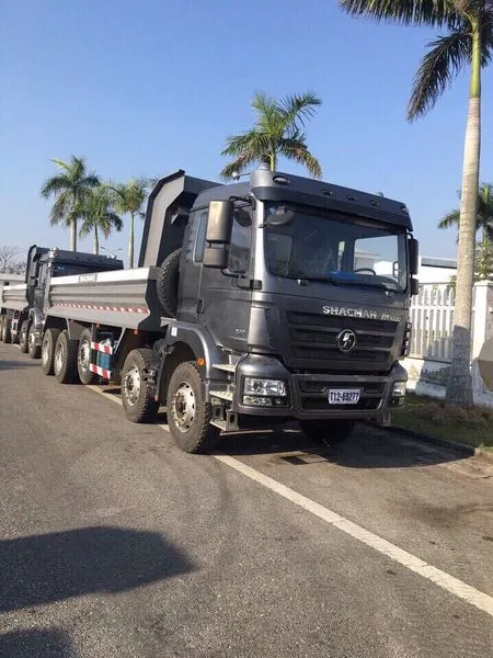 Toàn cảnh xe ben SHACMAN 5 chân 20 tấn khi đang vận hành, nổi bật cấu hình 10x4 và hệ thống lốp đồng bộ