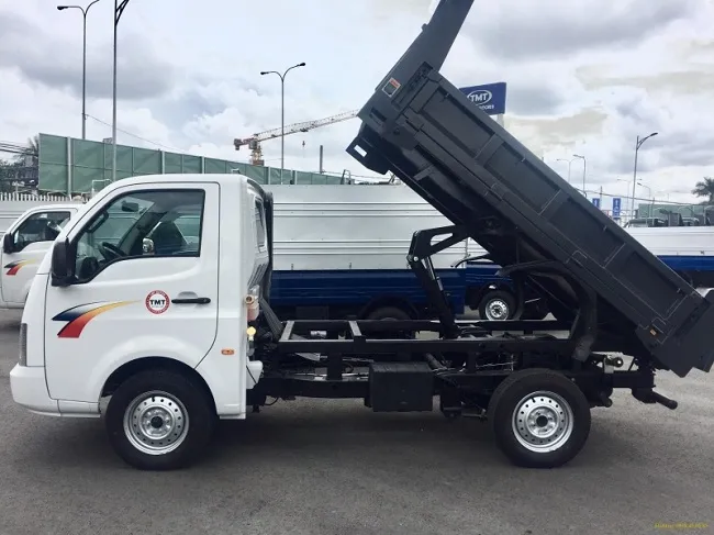Mô hình tổng thể xe ben Tata 990kg chụp từ góc nghiêng, thể hiện rõ thiết kế cabin và thùng xe