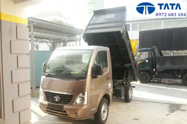 Thiết kế mặt trước xe ben Tata 990kg với logo Tata nổi bật, thể hiện vẻ ngoài hiện đại và chắc chắn