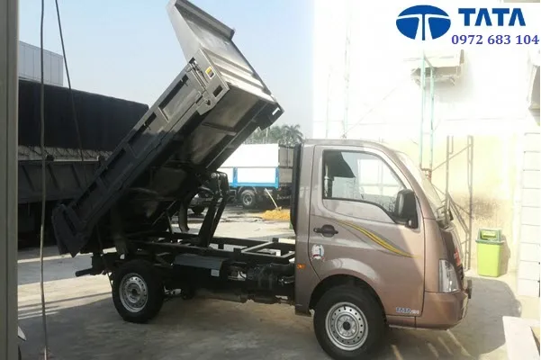Xe ben Tata 990kg đứng yên, cho thấy rõ thiết kế phía sau thùng ben đang được nâng lên bằng hệ thống ben chữ A
