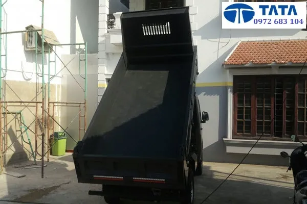 Xe ben Tata 990kg màu trắng đang chạy trên đường, thể hiện tính linh hoạt trong vận hành thực tế