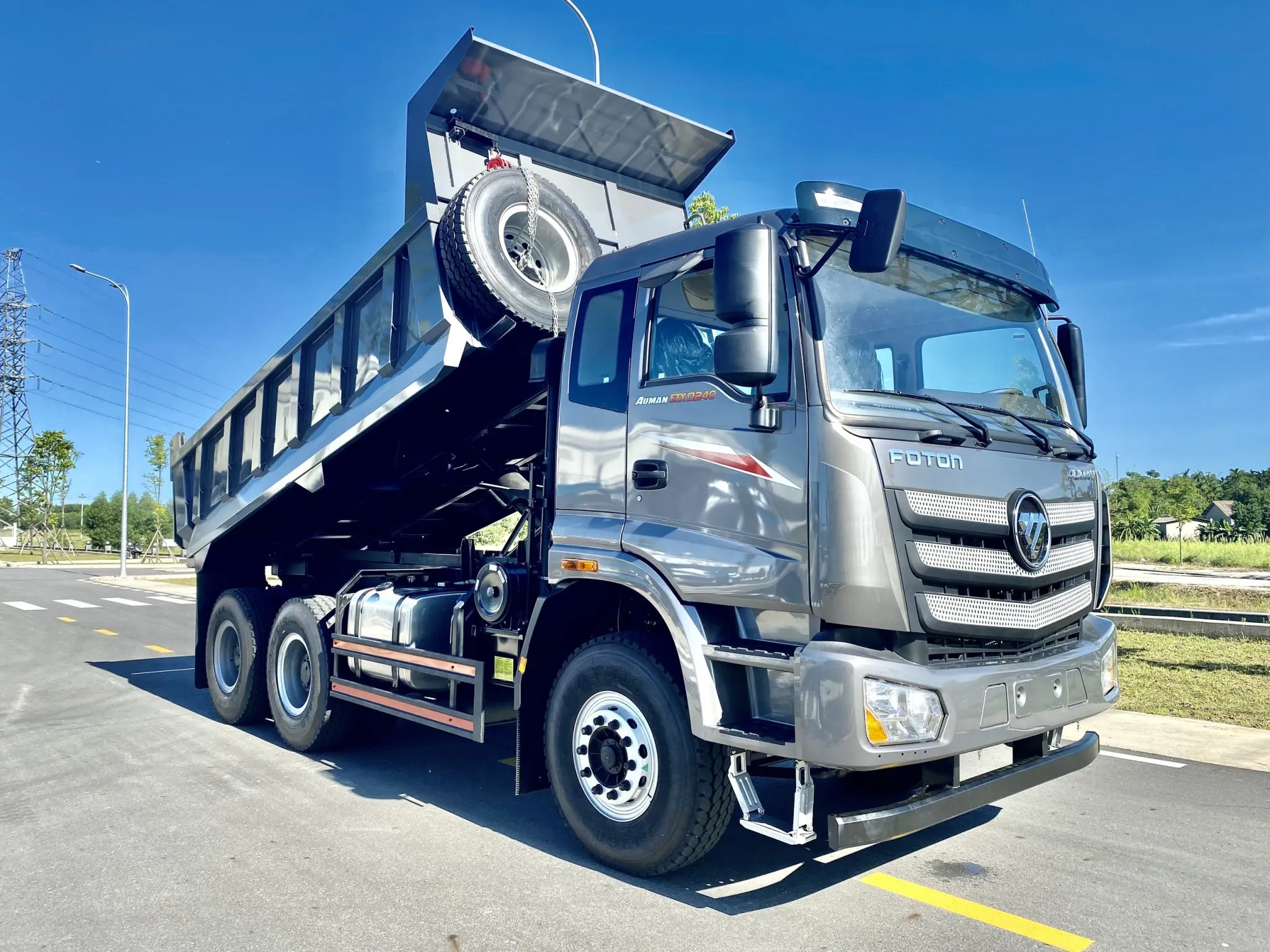 Xe ben Thaco Auman D240 màu vàng đỏ đang hoạt động tại công trường