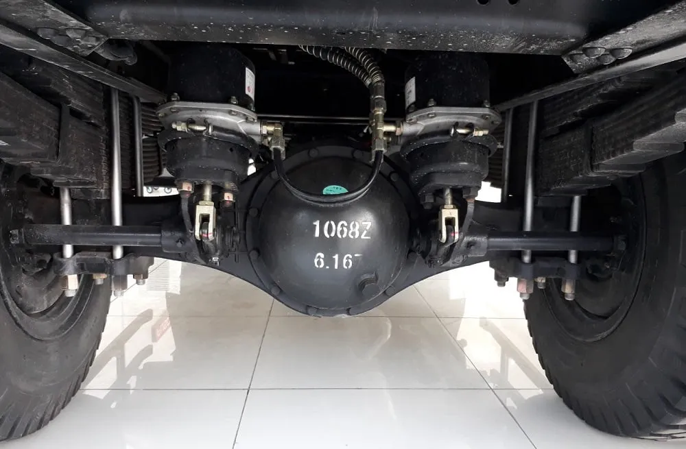 Hệ thống khung gầm chắc chắn của xe ben Thaco Forland 2018, khoảng sáng gầm 370mm chịu tải nặng và chống ăn mòn hiệu quả