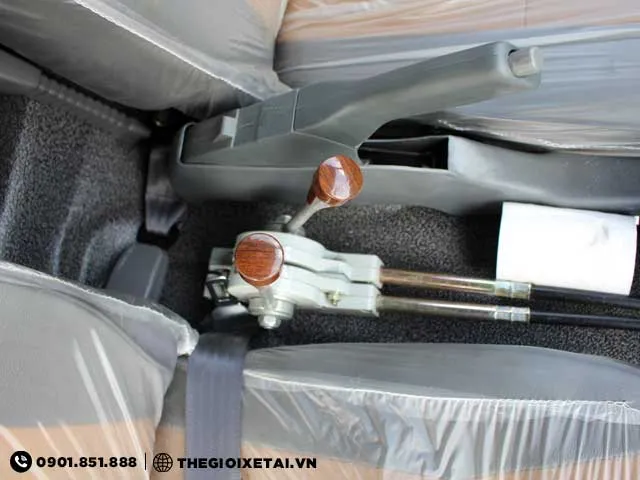 Điều khiển nâng hạ ben bên trong cabin của xe tải tự đổ Cửu Long TMT 3.45 tấn