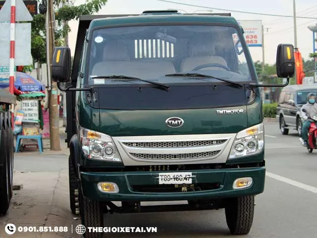 Xe ben TMT 3.45 tấn màu trắng-xanh trên công trường