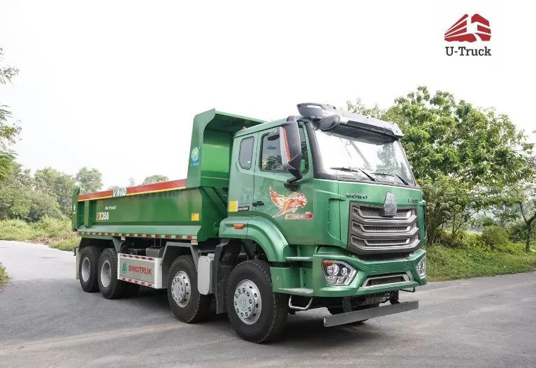 Xe ben đang nâng thùng để đổ vật liệu xây dựng ra khỏi công trường