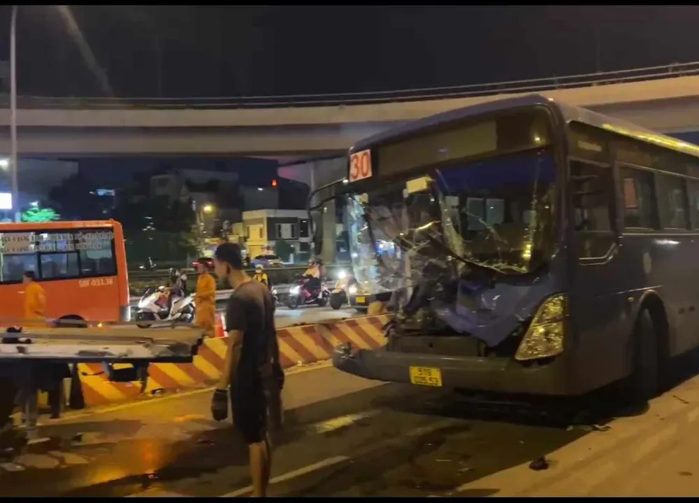 Hiện trường vụ tai nạn xe buýt tông xe tải trên đường Võ Nguyễn Giáp liên quan đến allintitle:cách tải xe buýt