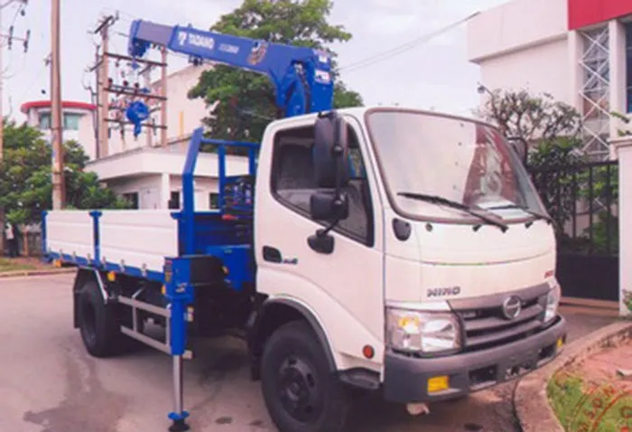 Xe cẩu nhỏ Hino XZU342L tải 2,5 tấn gắn cần cẩu thủy lực Tadano tại công trình xây dựng