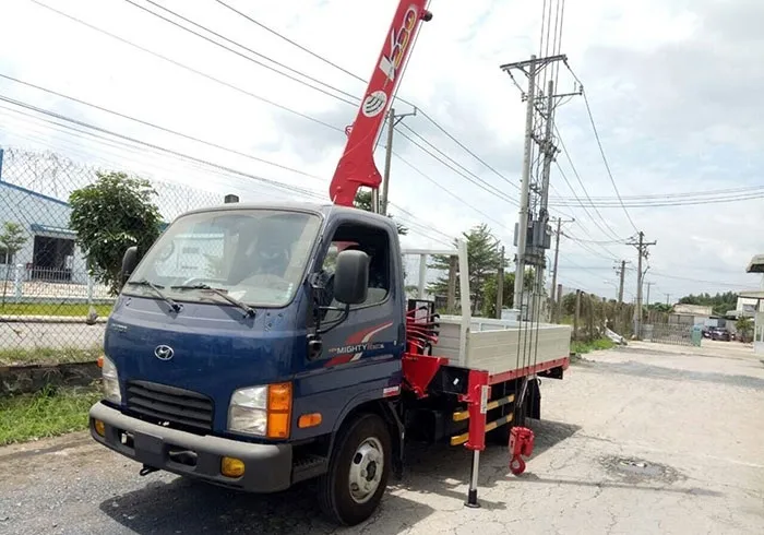 Xe cẩu nhỏ Hyundai 2 tấn gắn cần cẩu thủy lực UNIC tại bãi xe