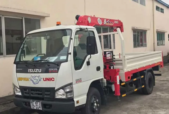 Xe cẩu nhỏ Isuzu QKR77HE4 tải 2 tấn gắn cần cẩu thủy lực UNIC tại công trình