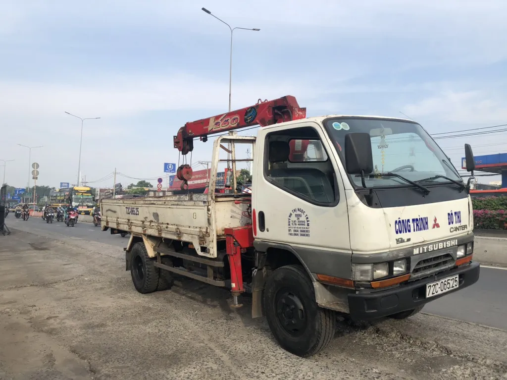 Cẩu Unic 260 ba khúc trên xe Mitsubishi Canter