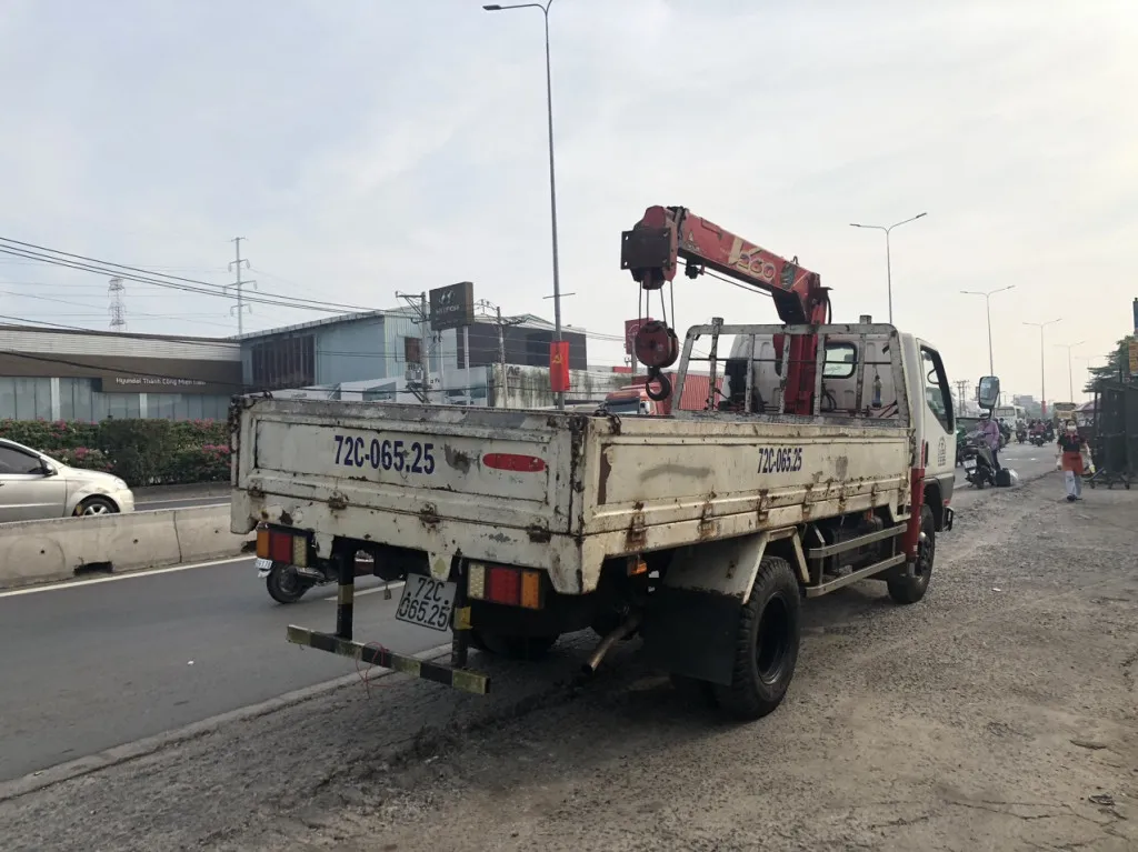 Thùng hàng xe Mitsubishi 1 tấn với cẩu gắn phía sau cabin