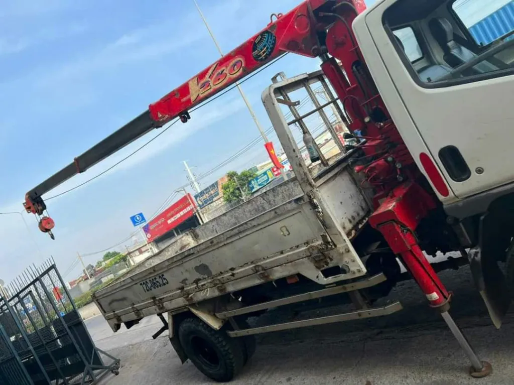 Tay điều khiển từ xa cẩu Unic - vận hành an toàn từ mặt đất