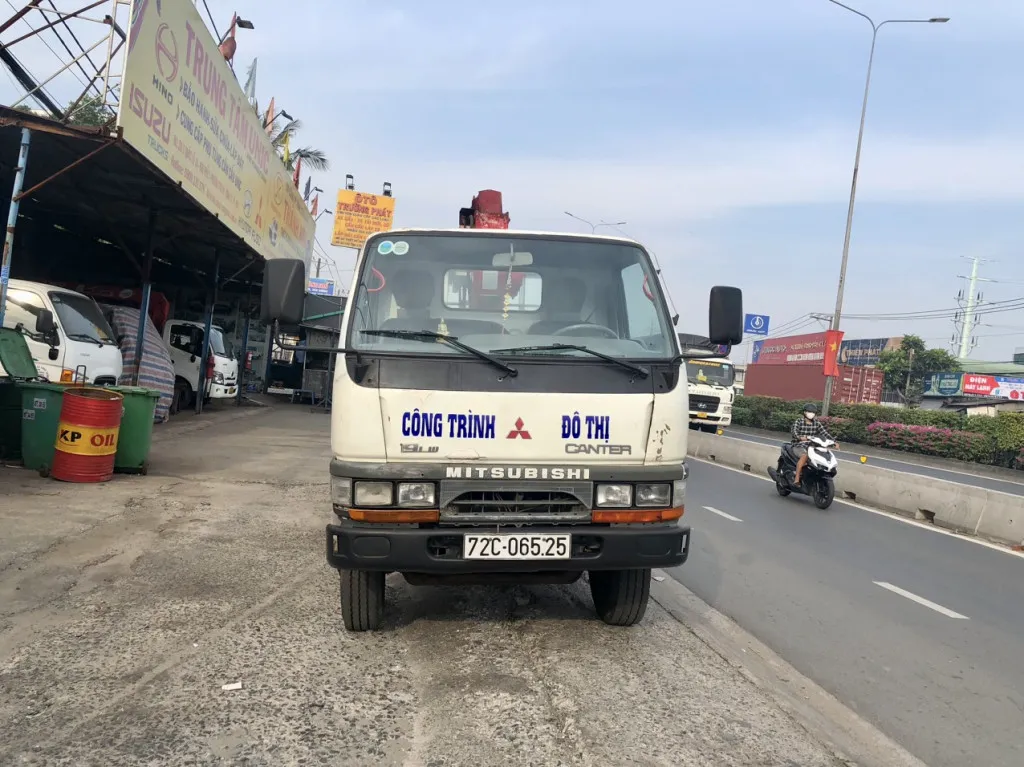 Xe tải Mitsubishi 1 tấn gắn cẩu Unic 260 đời 2007 - góc nghiêng