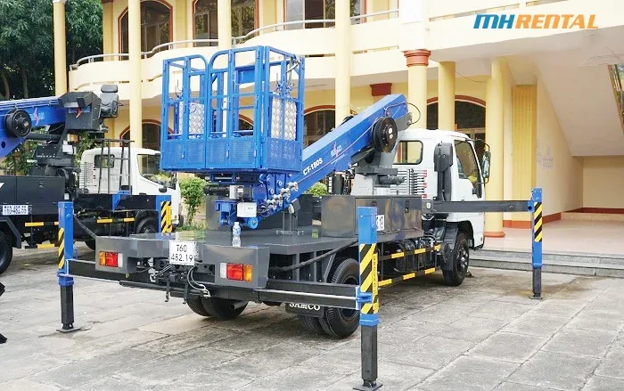 Xe tải gắn cần nâng người chuyên dụng trong đô thị