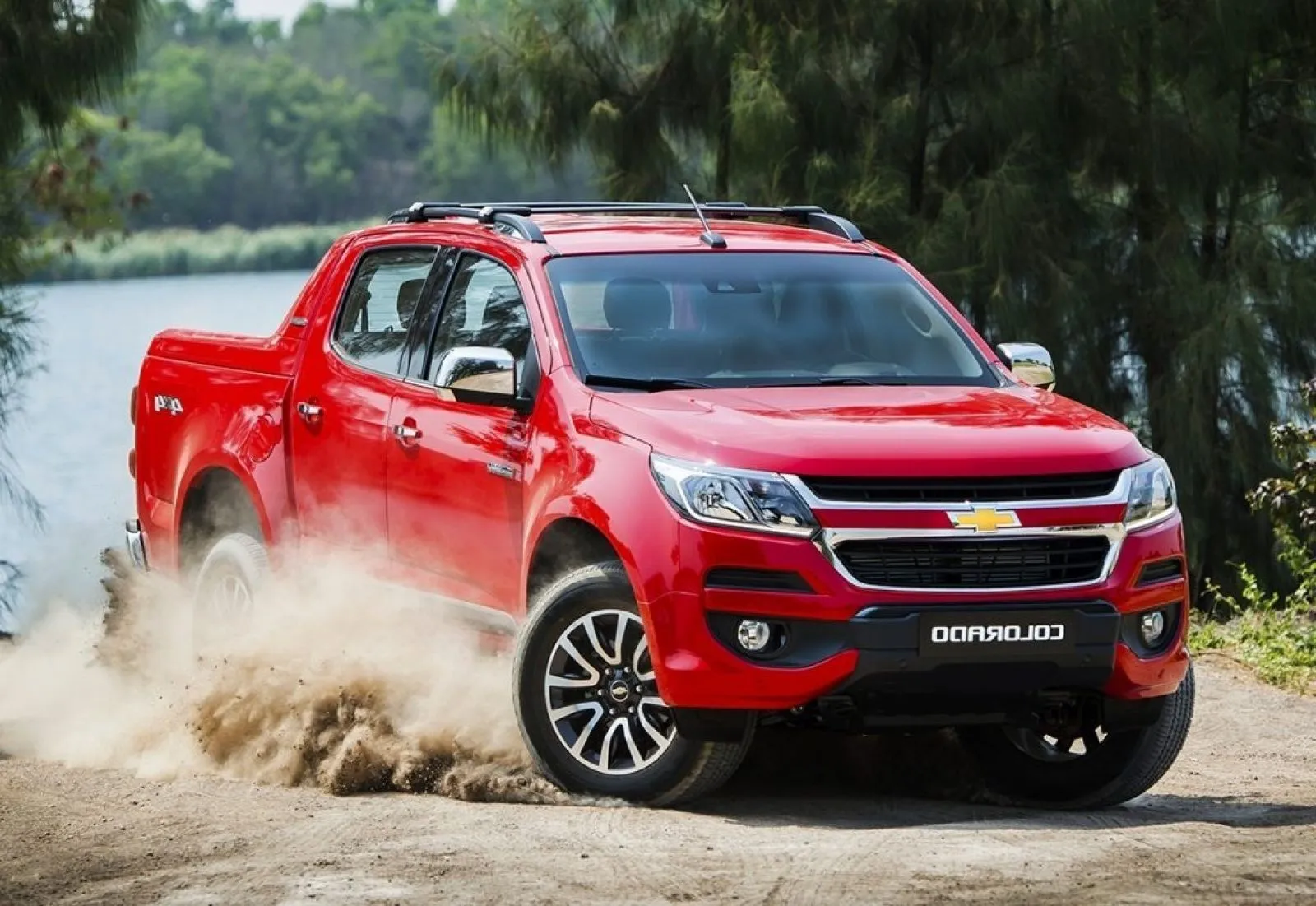 Hình ảnh xe bán tải Chevrolet Colorado LT 2.5 MT 4x2 màu trắng đang đỗ ngoài trời