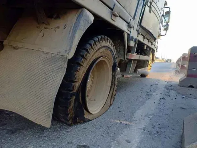 Xe ô tô chở quá tải trọng khiến lốp xe bị nổ