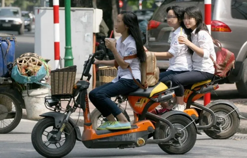 Với những ưu điểm là tiện dụng, nhỏ gọn và hợp thời trang, xe đạp điện ngày càng được sử dụng rộng rãi, với đối tượng sử dụng chủ yếu là học sinh. (Ảnh: VTV)