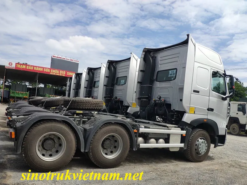 Nội thất Cabin Howo A7 rộng rãi với 2 giường nằm tiện nghi