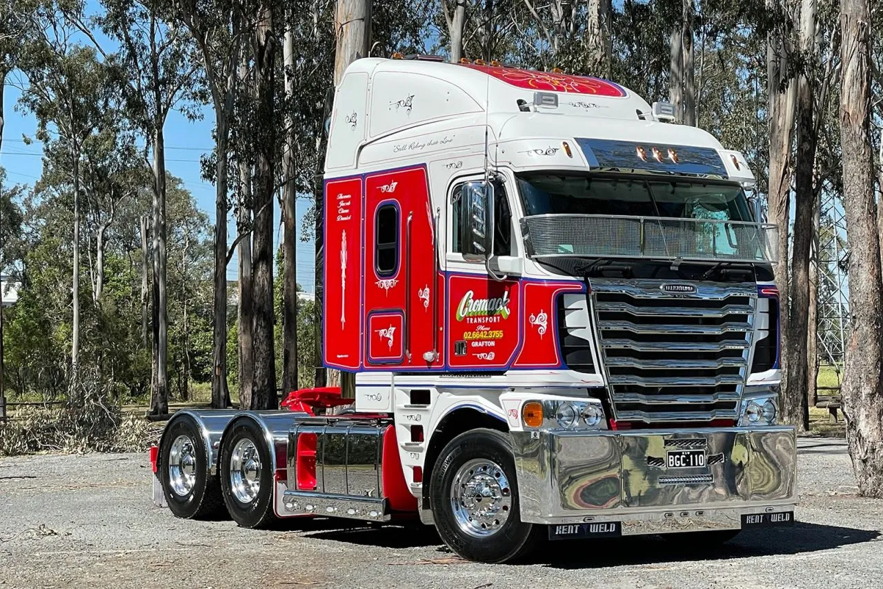 Xe đầu kéo mui bằng Freightliner Argosy linh hoạt trong phố