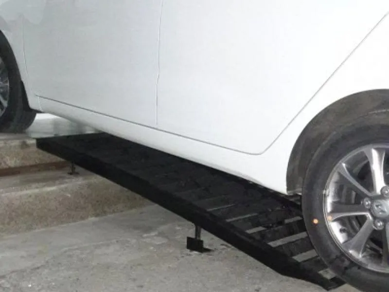 Cầu quá dốc hoặc ngắn xe sẽ dễ bị cạ gầm, trầy xước