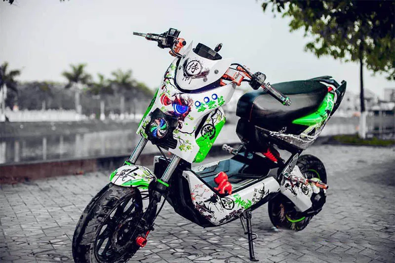 Chiếc xe điện Xmen độ với bộ tem đấu cực cháy