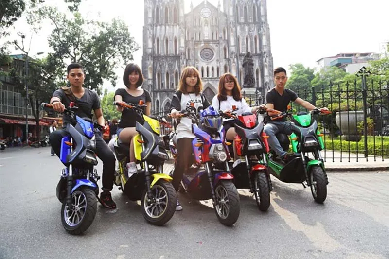 Mẫu xe điện Xmen độ màu xanh Neon nổi bật giữa phố