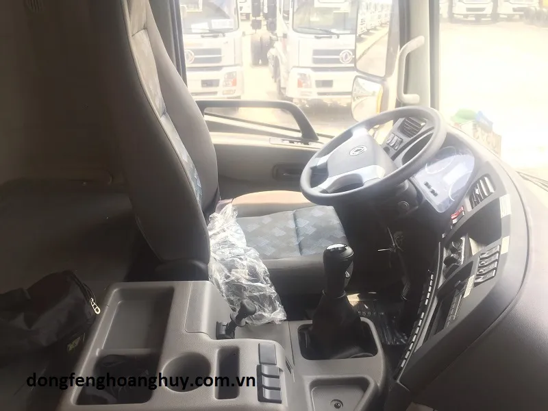 Góc nhìn bên hông xe ben Dongfeng Hoàng Huy, làm nổi bật cỡ lốp 12.00R20 và sự chắc chắn của thân xe