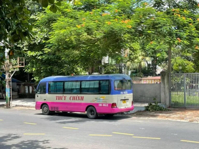 X.E Limousine phục vụ hành khách với xe limousine cao cấp