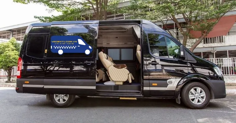 Xe limousine X.E Việt Nam với ghế massage và không gian VIP