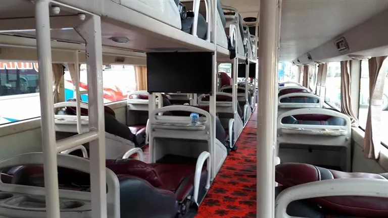 Trong xe được lắp đặt nhiều ti vi màn hình lớn bao gồm nhiều chương trình giải trí hấp dẫn.