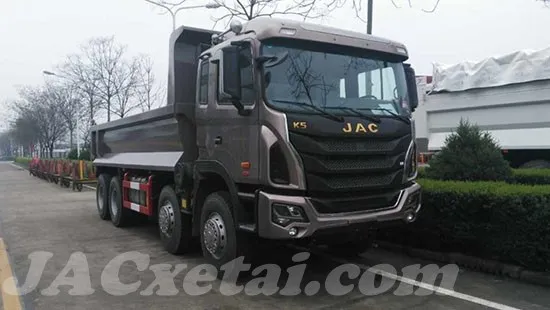 Hình ảnh xe ben JAC 4 chân K5 Gallop với thùng được nâng lên khi tự đổ hàng