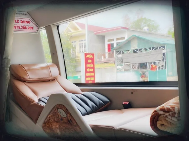 Hành khách nghỉ ngơi trên xe giường nằm của đơn vị HTX vận tải Hà Nội Điện Biên