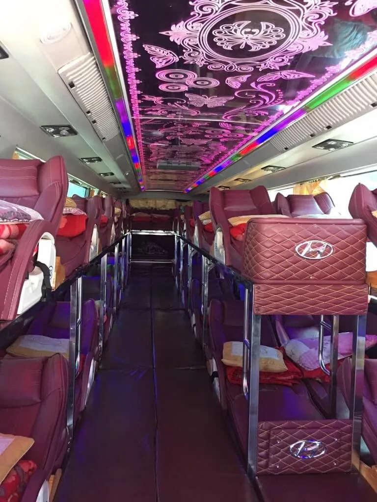 Nội thất giường nằm chắc chắn và sạch sẽ bên trong xe khách Mỹ Đình Điện Biên