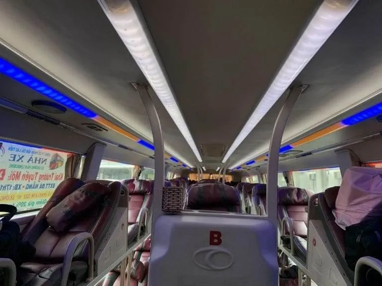 Xe Anh Tú nhận giao hàng hóa kèm chở khách đi Mù Cang Chải