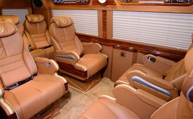 Nhà xe sở hữu dàn ghế ngồi vip màu nâu sáng vô cùng sang trọng và êm ái, thoải mái.