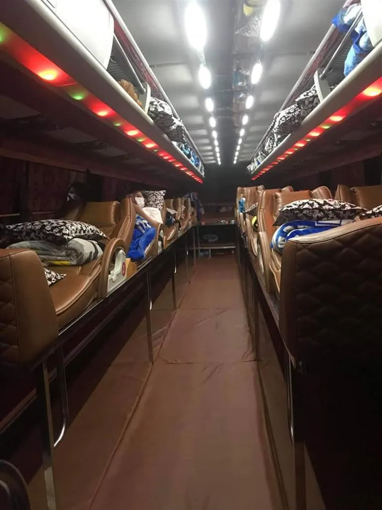 Nhà xe có hệ thống 20 giường nằm chất lượng cao, có sẵn chăn gối được giặt sạch sẽ sau mỗi chuyến đi