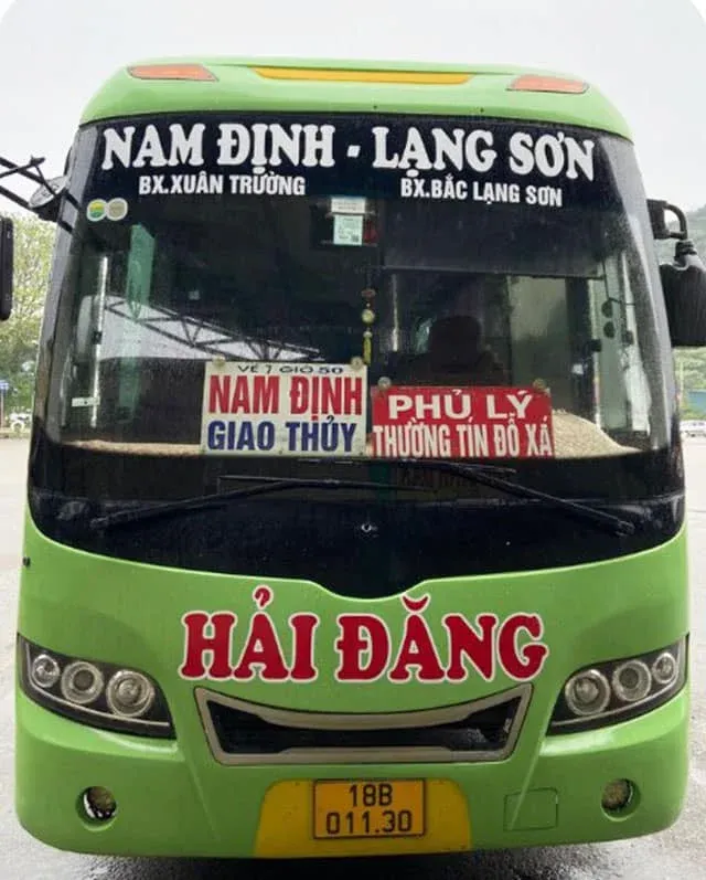Xe khách Hải Đăng với logo nổi bật trên tuyến Nam Định Lạng Sơn