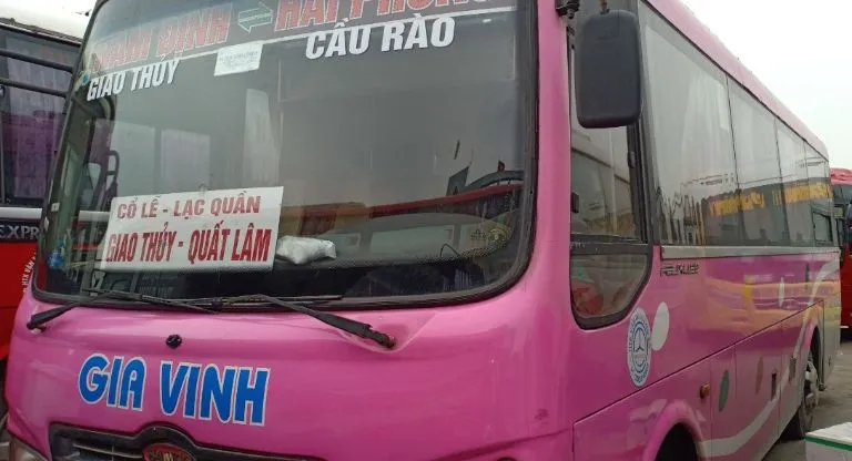 Xe Gia Vinh tại bến Vĩnh Niệm