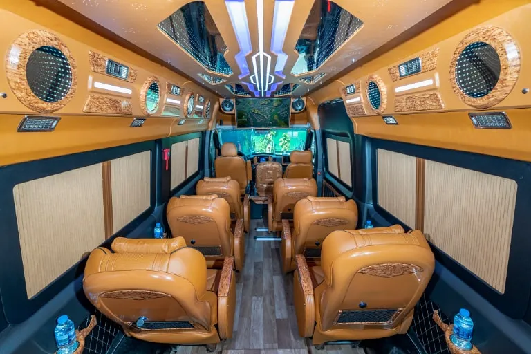 Không gian bên trong xe với nội thất cao cấp, ghế ngồi bọc da