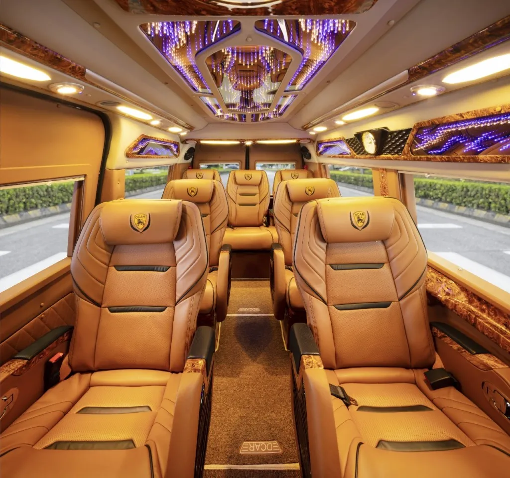 Nội thất xe limousine với ghế da và màn hình giải trí