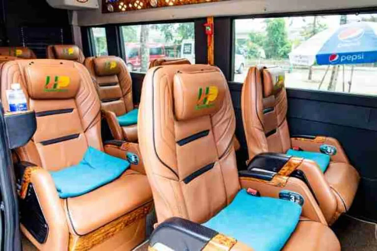 Xe limousine Văn Tuyên trên cao tốc